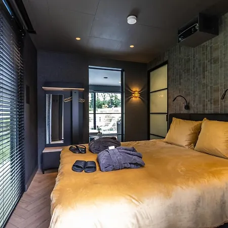 Botel Luxe Wellness Beleving In Een Floating Tiny House Merselo