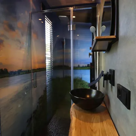 Botel Luxe Wellness Beleving In Een Floating Tiny House Merselo